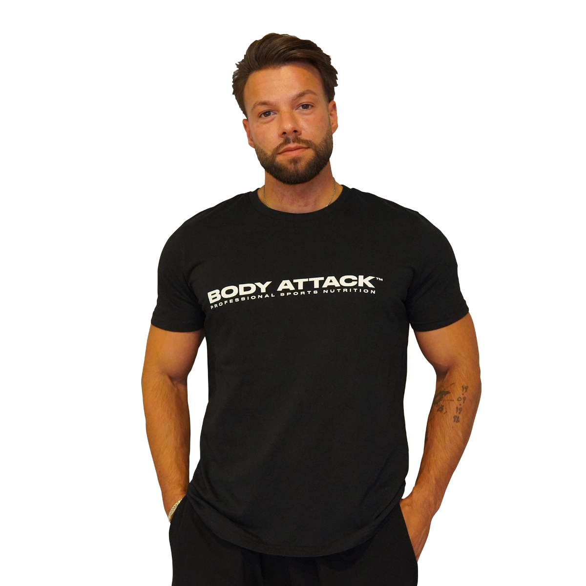 Ein Mann trägt ein schwarzes Body Attack Tshirt