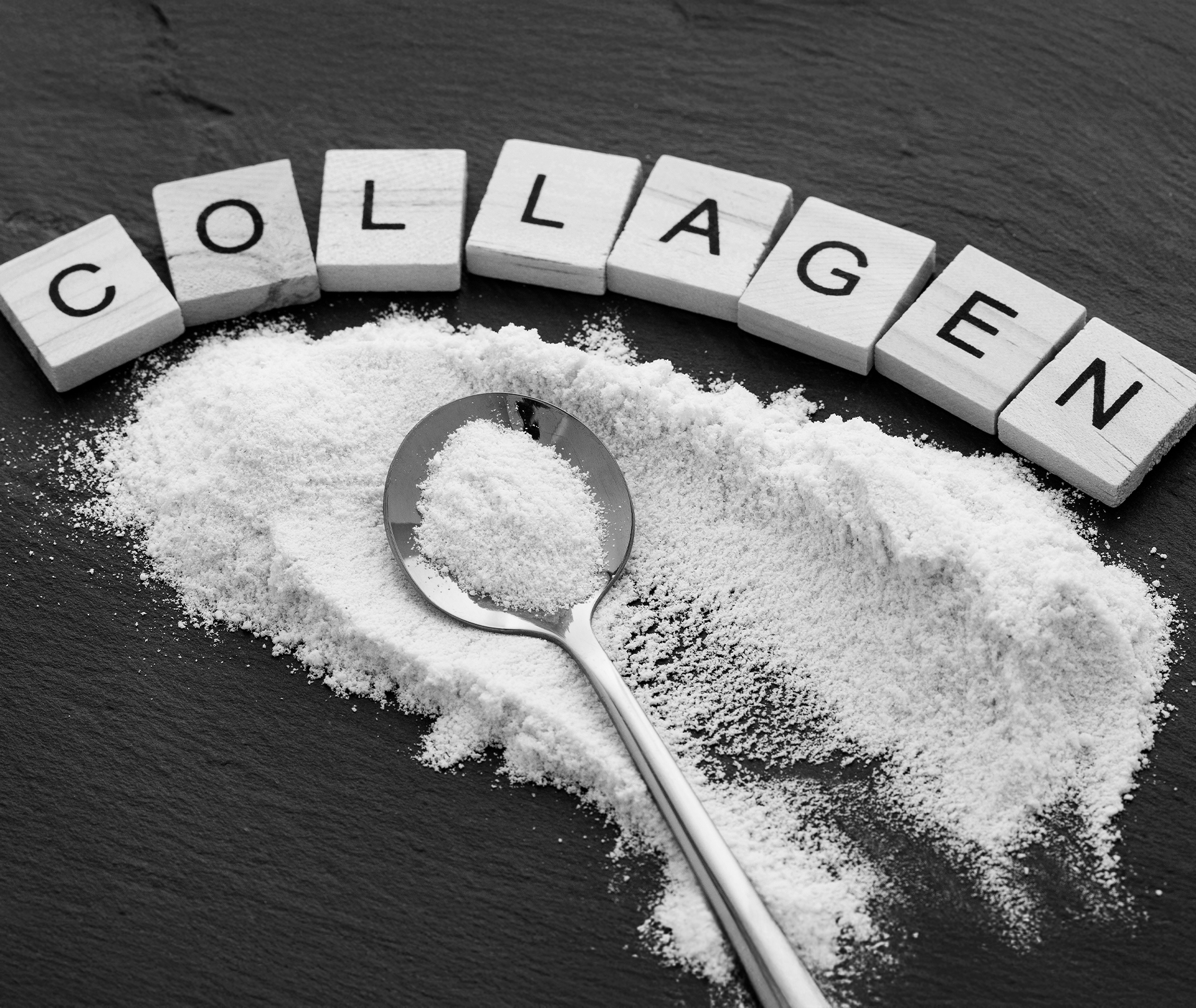 Was zerstört Kollagen im Körper und was kann ich dagegen tun? Pulver mit Löffel und oberhalb eine Aufschrift mit Collagen