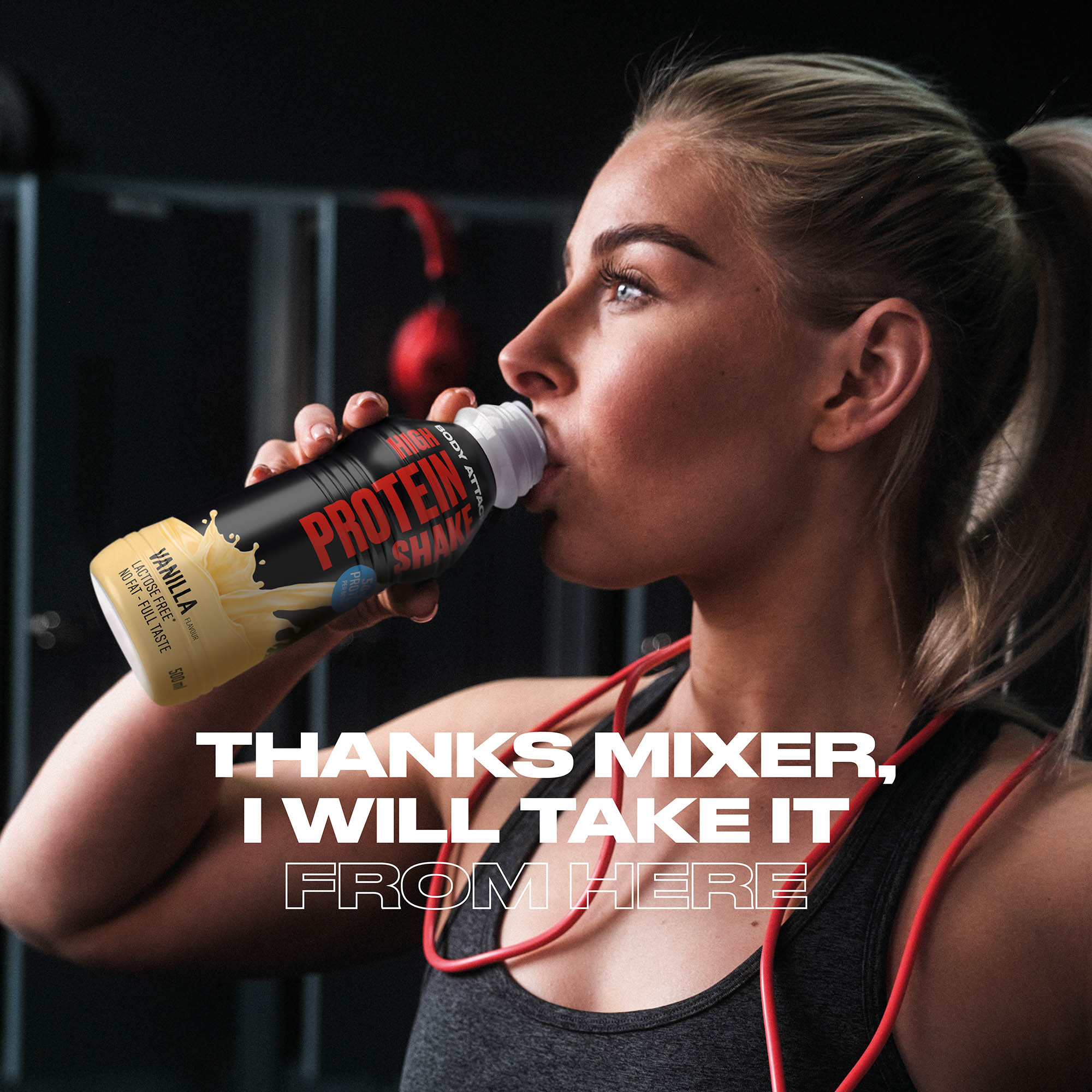 Eine Sportlerin trink ein High Protein Shake 