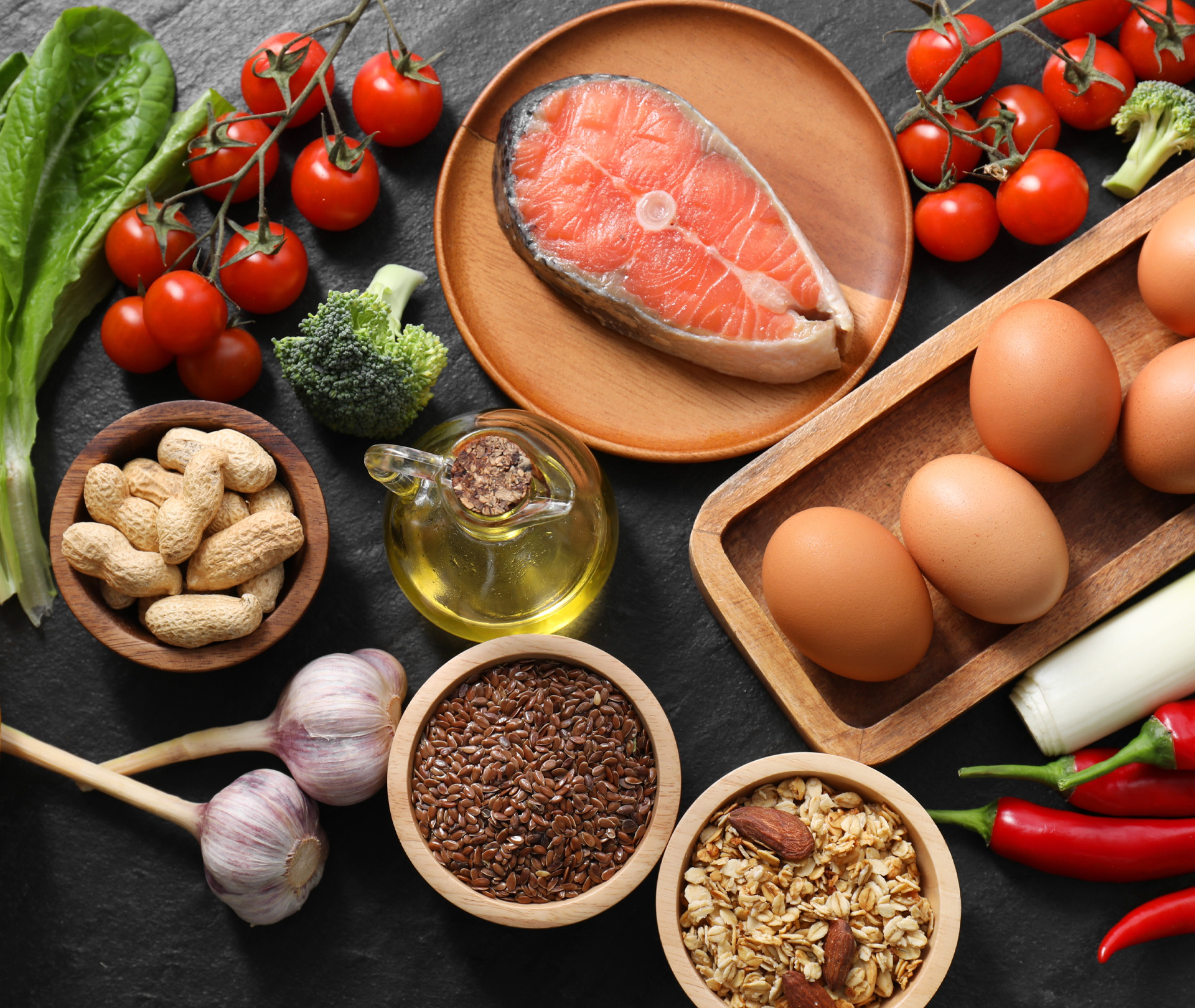 Proteine für den Muskelaufbau: Wie viel Eiweiß brauche ich? Lachs, Eier, Obst und Gemüse